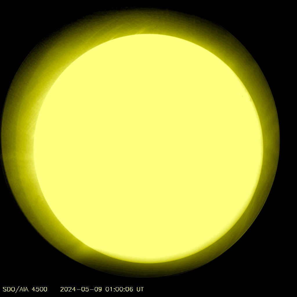 Slnko pozorované vo viditeľnom svetle. Tmavé body na Slnku sú slnečné škvrny. Malá škvrna je približne veľká ako naša Zem. V slnečných škvrnách je zosilnené magnetické pole, teplota je nižšia, asi 4000 C, životnosť škvrny je niekoľko dní až mesiacov. Posun škvŕn na disku Slnka v minulosti odhalil otáčanie sa Slnka okolo svojej osi asi za 25 dní. Zdroj: NASA/SDO a vedecké tímy AIA, EVE a HMI